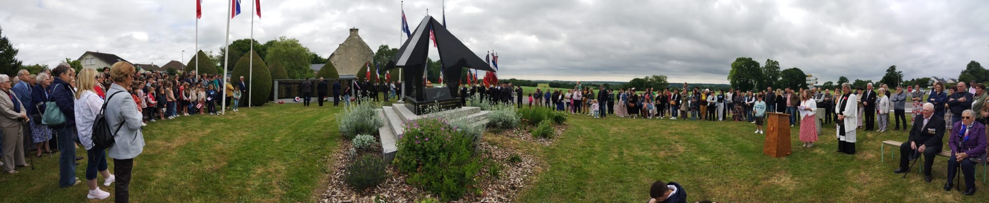 Assemblee presente pour la ceremonie en hommage aux pilotes de typhoons tombes pendant le debarquement en normandie de juin 1944 n 4