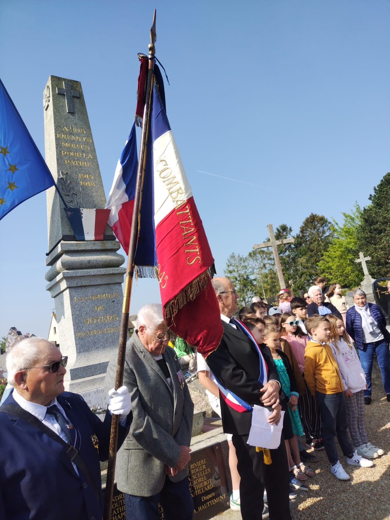 levée de drapeaux devant le monument au mort de Noyers-Bocage
